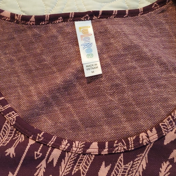 NWT MEDIUM LULAROE CLASSIC TEE ARROWS - Picture 4 of 5